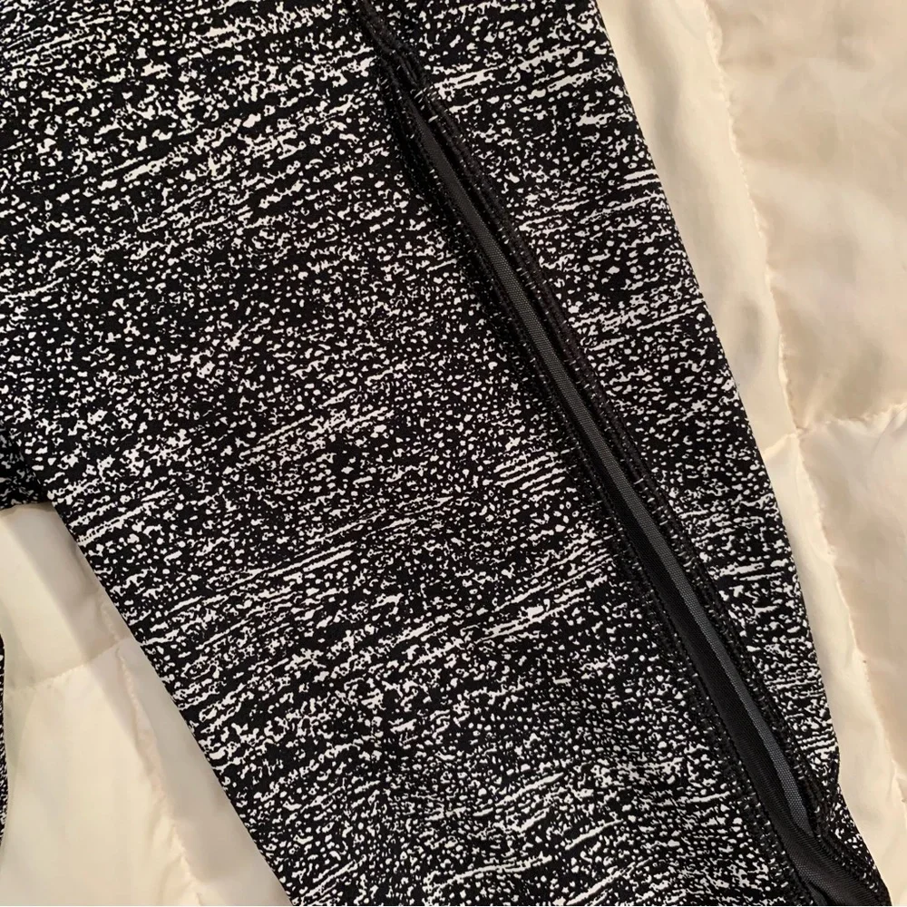 Lululemon Pace Perfect 7/8 Tight 25” Leggings 4 Air Time White Black Activewear
